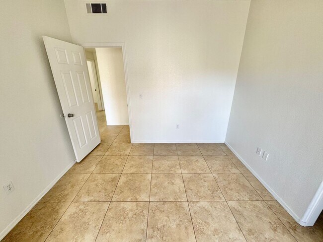 Building Photo - SPACIOUS 3 BEDROOM, 2 BATHROOM UPGRADED CO...