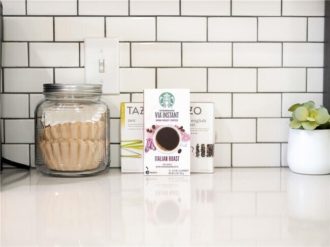 Building Photo - 352 W 5th St