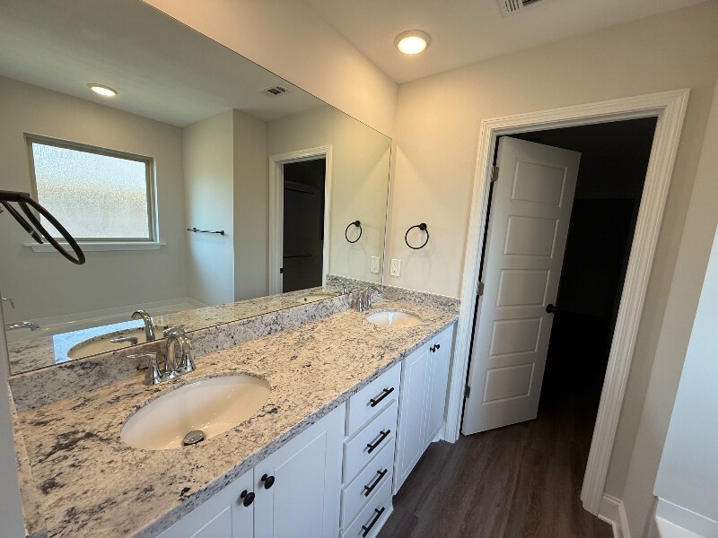Building Photo - 124 Madisonville Dr