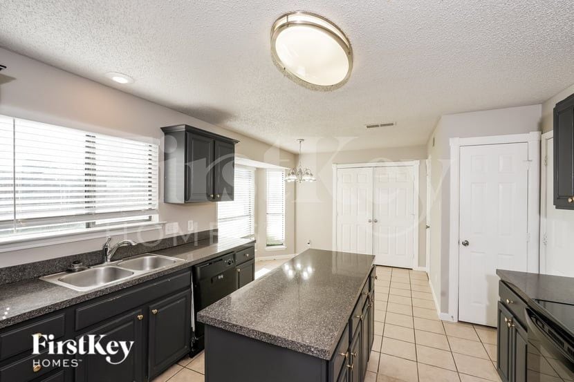 Building Photo - 911 Blewitt Dr