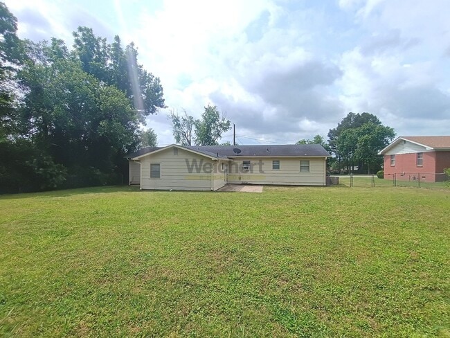 Building Photo - 4-Bed, 2-Bath house with huge backyard