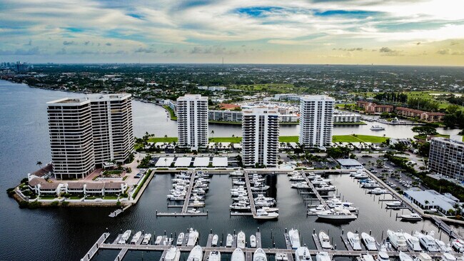 Building Photo - 100 Lakeshore Dr