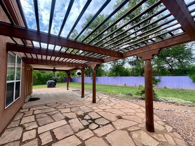 Building Photo - Gorgeous and Quiet 4 Bedroom 2.5 Bathroom ...
