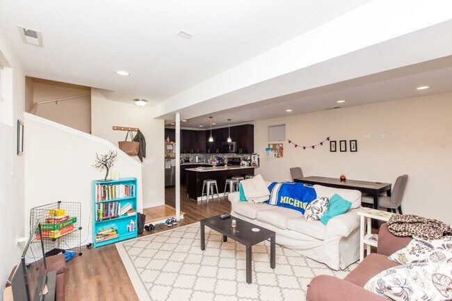 Building Photo - HUGE 4bed/2bath Condo Quality GARDEN unit in Wicker Park! Central Air! In-Unit Laundry!