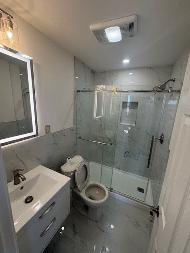 Building Photo - 3 bedroom 2 bathroom