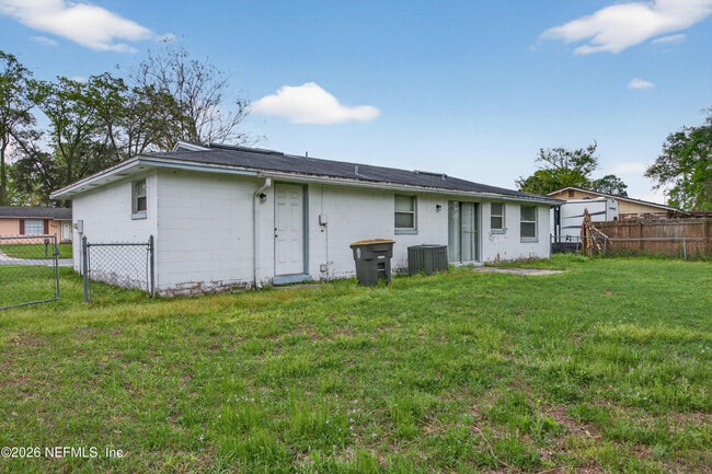 Building Photo - 726 Perryman Ln W