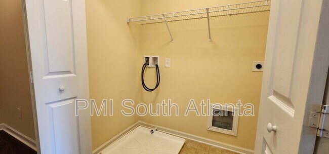 Building Photo - 3325 Fernview Dr