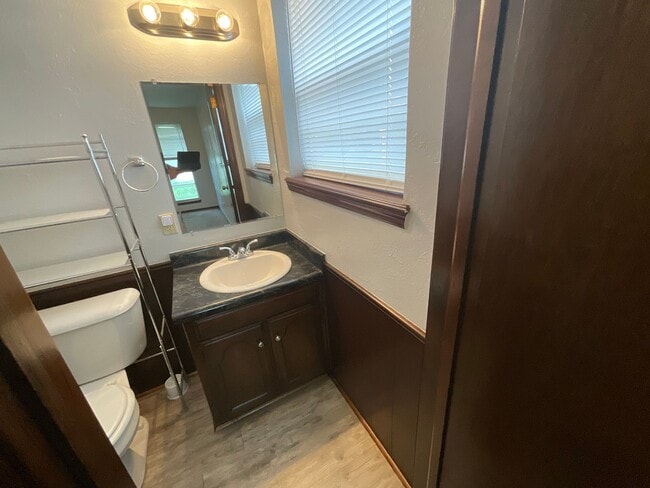 Building Photo - Nice 3bed, 1 1/2 bath. 2 car garage