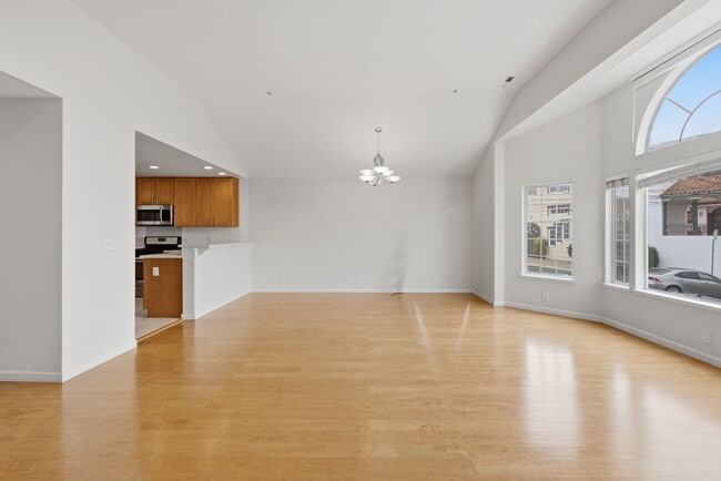 Building Photo - Top-Floor 3BR in Duplex Near BART | Vaulted Ceilings | In-Unit Laundry | Garage Parking