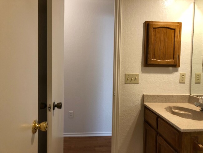 Building Photo - Two Bedroom 1.5 Bath Duplex Unit in Euless