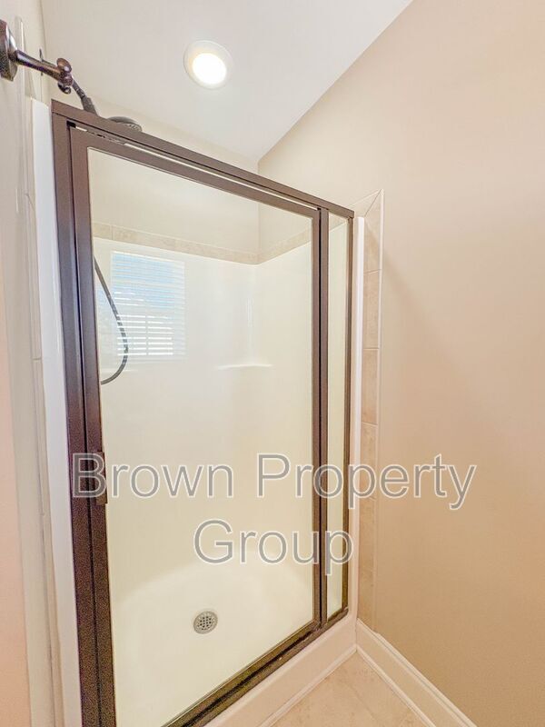 Building Photo - 1804 Shady Knoll Ln