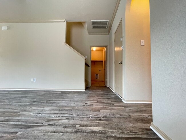 Building Photo - 4 Bedroom 2 Bath
