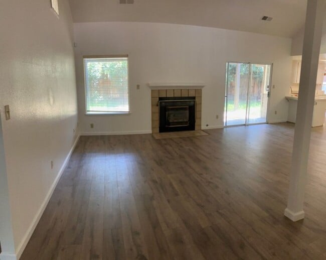 Building Photo - 2704 Snyder Ave