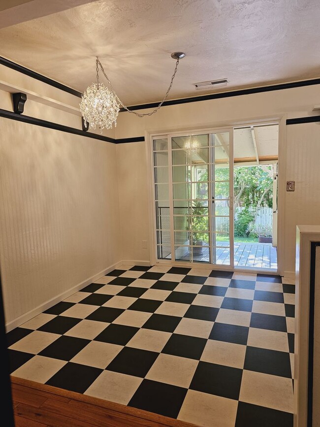 Building Photo - Charming 3 Bedroom Home Near Downtown Jacksonville