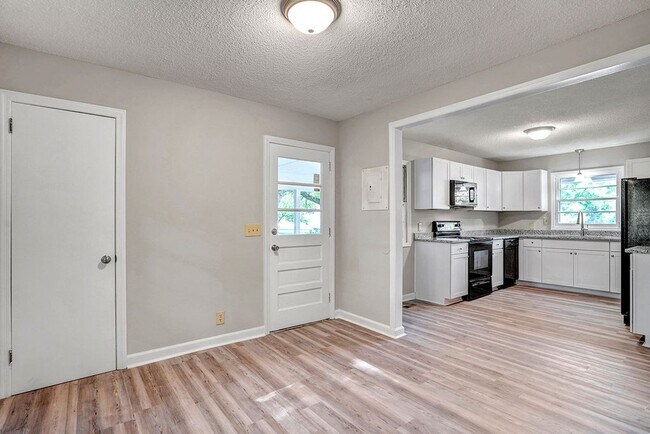 Building Photo - AVAILABLE NOW!! 4 bedroom Brick Ranch Styl...