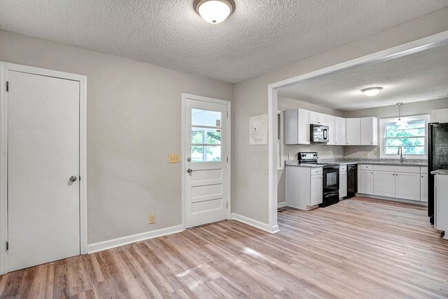 Building Photo - AVAILABLE NOW!! 4 bedroom Brick Ranch Style Home