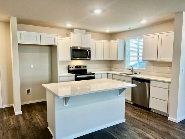 Building Photo - FREE RENT New Beauty! Location, location!!...