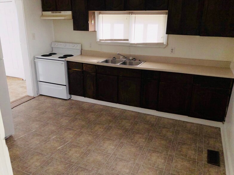 Building Photo - 112 S New St