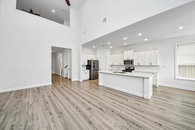 Building Photo - 606 Round Lake Dr