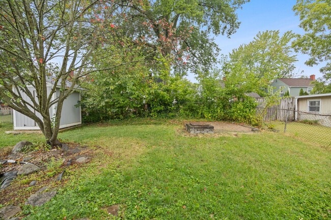 Building Photo - COLLEGE HILL-BEAUTIFULLY MAINTAINED 3 BEDR...