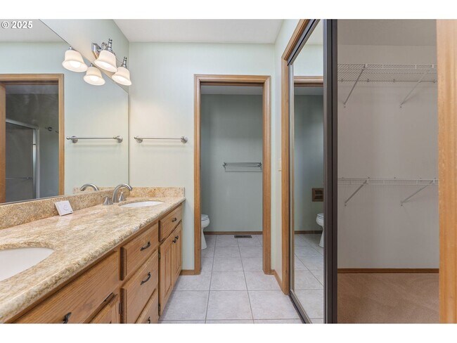 Building Photo - 3-Bedroom Home with Granite Kitchen, Family Room & Private Deck