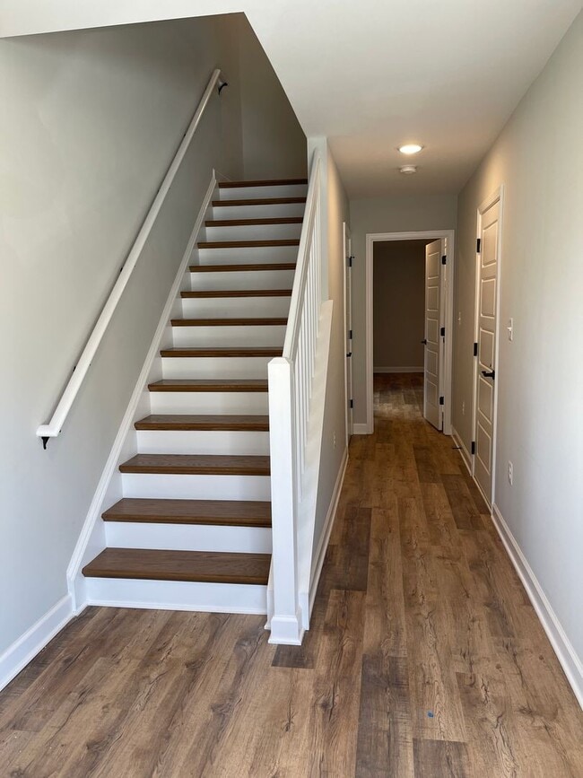 Building Photo - Like New End Unit Townhouse in Congers Creek