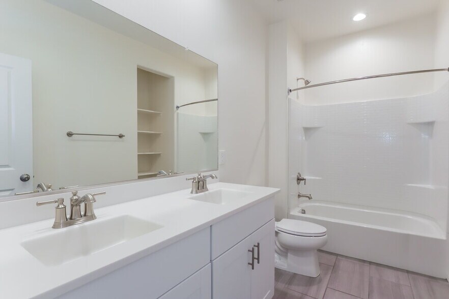 Building Photo - 12100 W Charismatic Dr