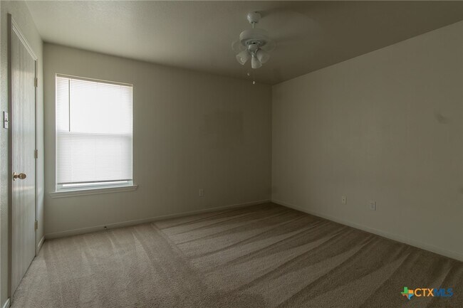 Building Photo - 102 E Robin Ln
