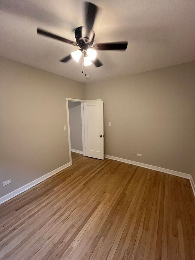 Building Photo - Mozart