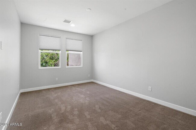 Building Photo - 1214 W 5th St