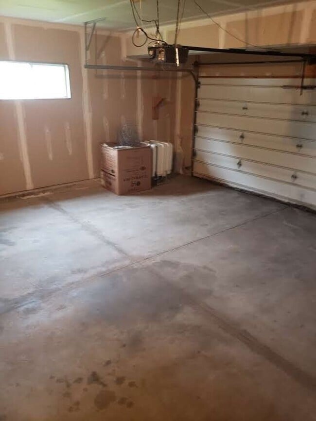 Building Photo - Spacious 3 bedroom, 2 1/2 bath Duplex