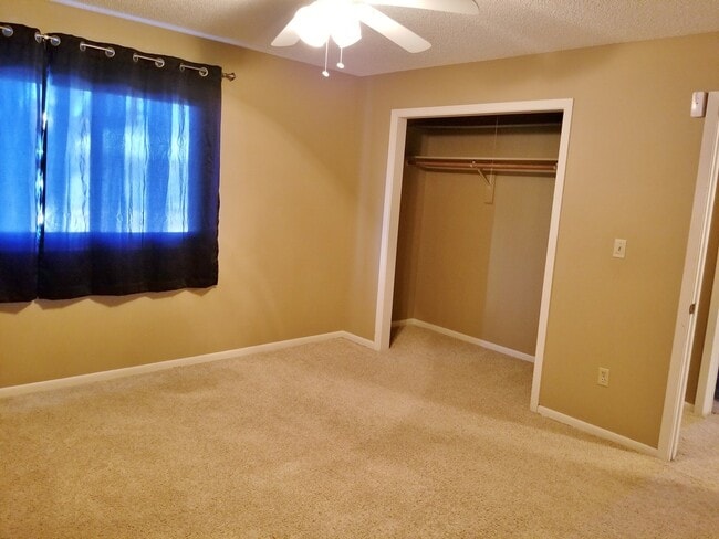 Building Photo - Big, nice ranch style home near major Tope...