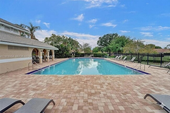 Building Photo - 2704 Pinewood Ct