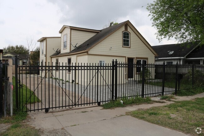 Building Photo - 911 Wooding St