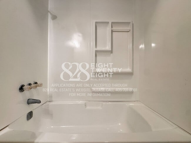 Building Photo - *NOW AVAILABLE!* 2 Bed/1 Bath Tri-plex Home in Noble