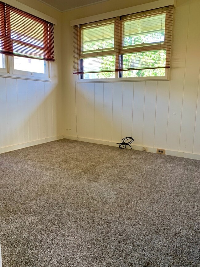 Building Photo - Charming Singe Family Home 3/1/2 with Spacious & Fenced Yard