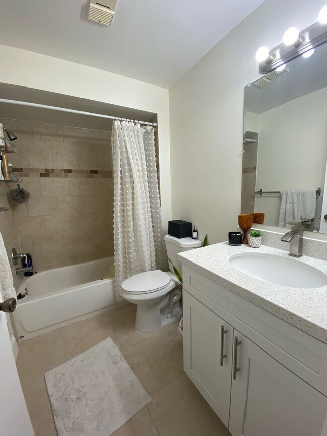 Building Photo - 9999 Summerbreeze Dr