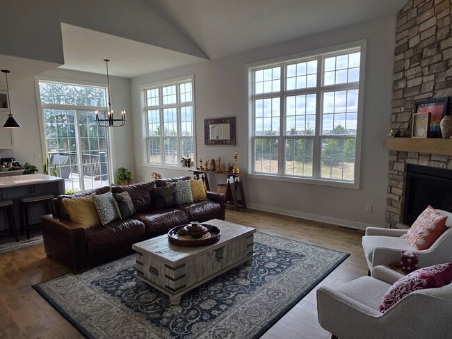 Building Photo - 5 bedroom Pewaukee home in Broken Hill