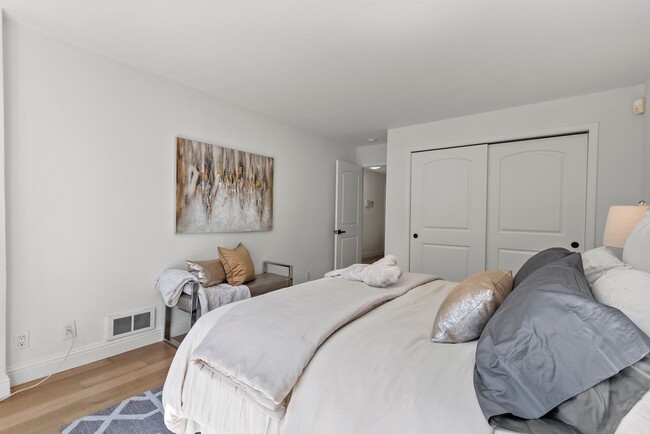 Building Photo - BEAUTIFULLY REMODELED CATHEDRAL HILL CONDO...