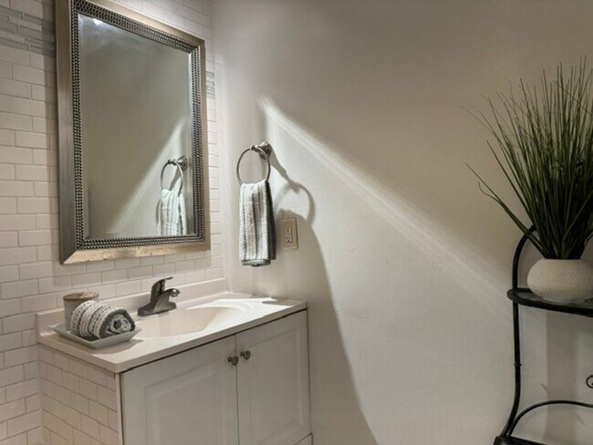 Building Photo - One Bedroom in Honolulu at Queens Villa