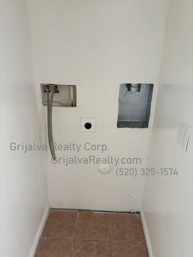 Building Photo - 3641 E Monte Vista Dr