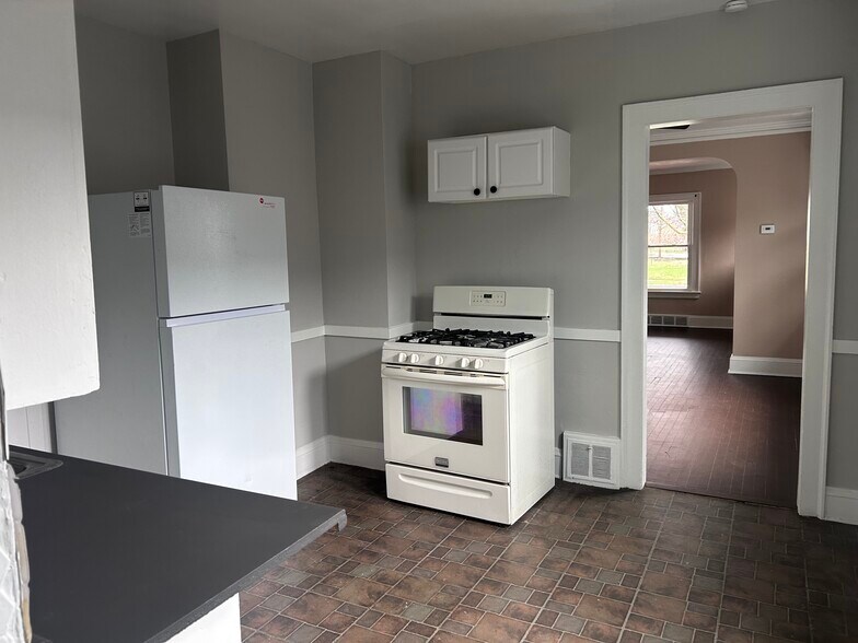 Building Photo - 9501 Rosewood Ave