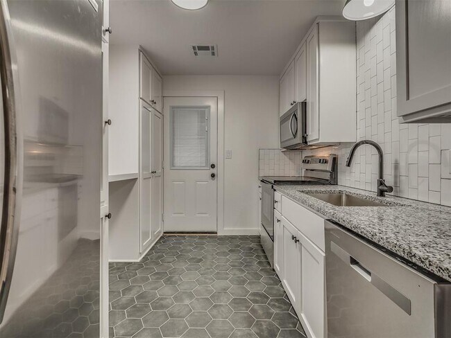 Building Photo - 131 W Acres St