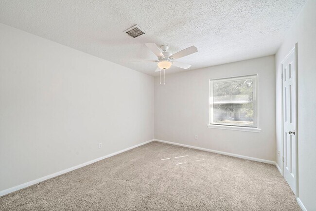 Building Photo - Gorgeous 4 bed/2.5 bath two story home in ...
