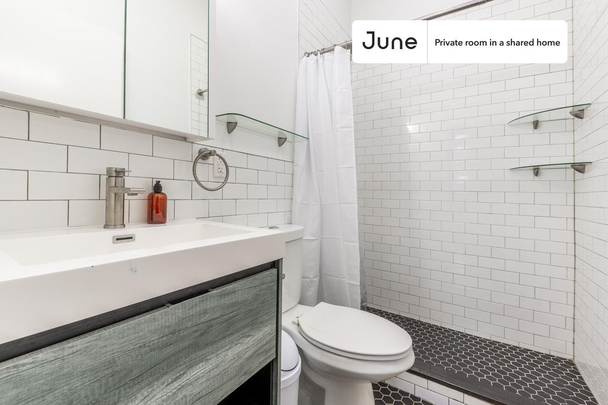 Building Photo - Room in Shared 4 bed/2 bath home in Ridgewood