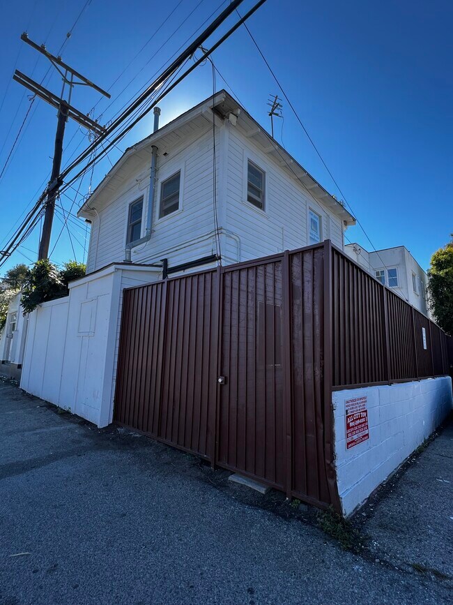 Gated Back Entrance - 1413 Abbot Kinney Blvd