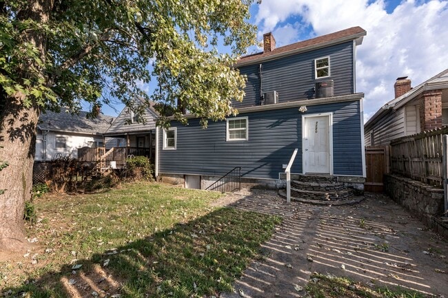 Building Photo - 2120 W Lee St