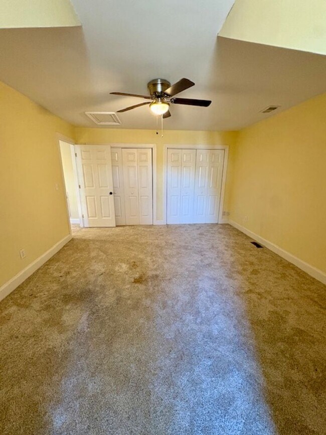 Building Photo - Spacious Five Bedroom Home in Mount Pleasant