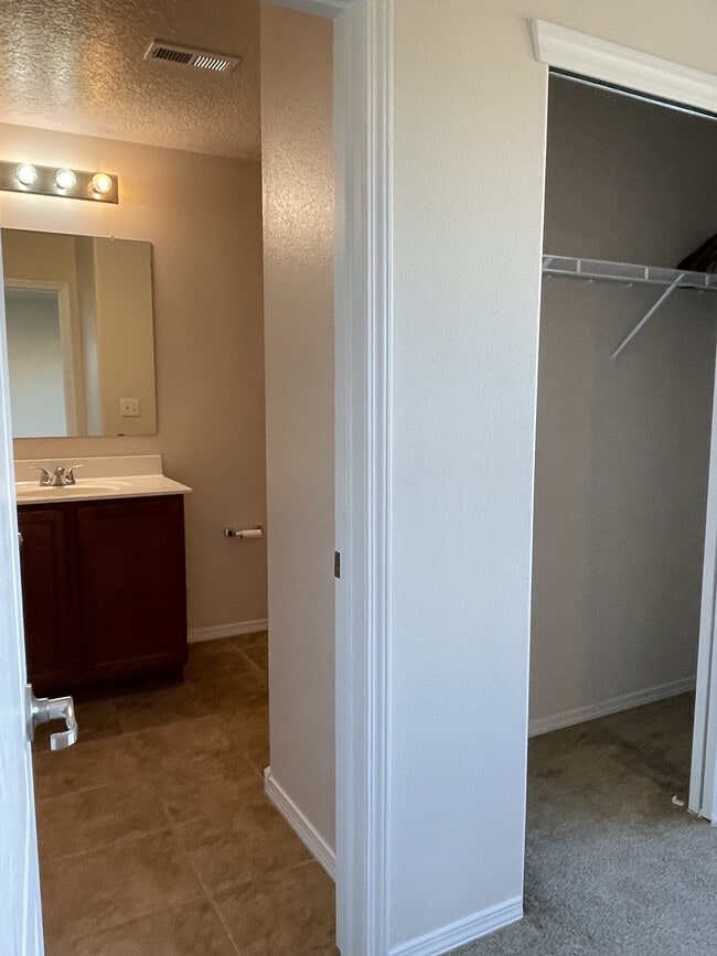 Building Photo - 2230 Vista de Colinas Dr SE