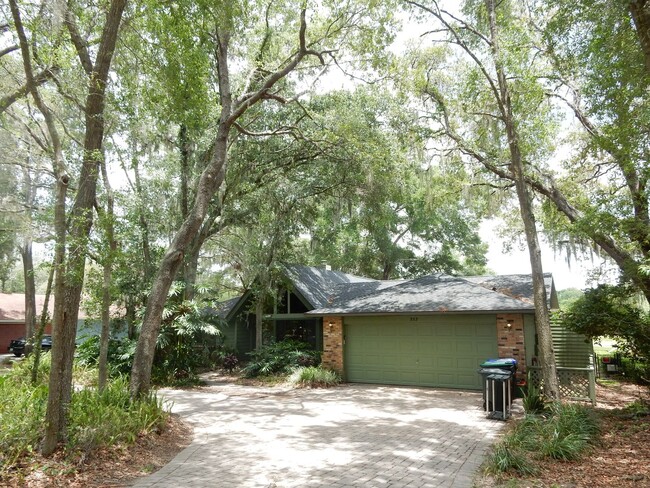 Primary Photo - BEAUTIFUL 4/2 POOL HOME ON LAKE IN APOPKA ...